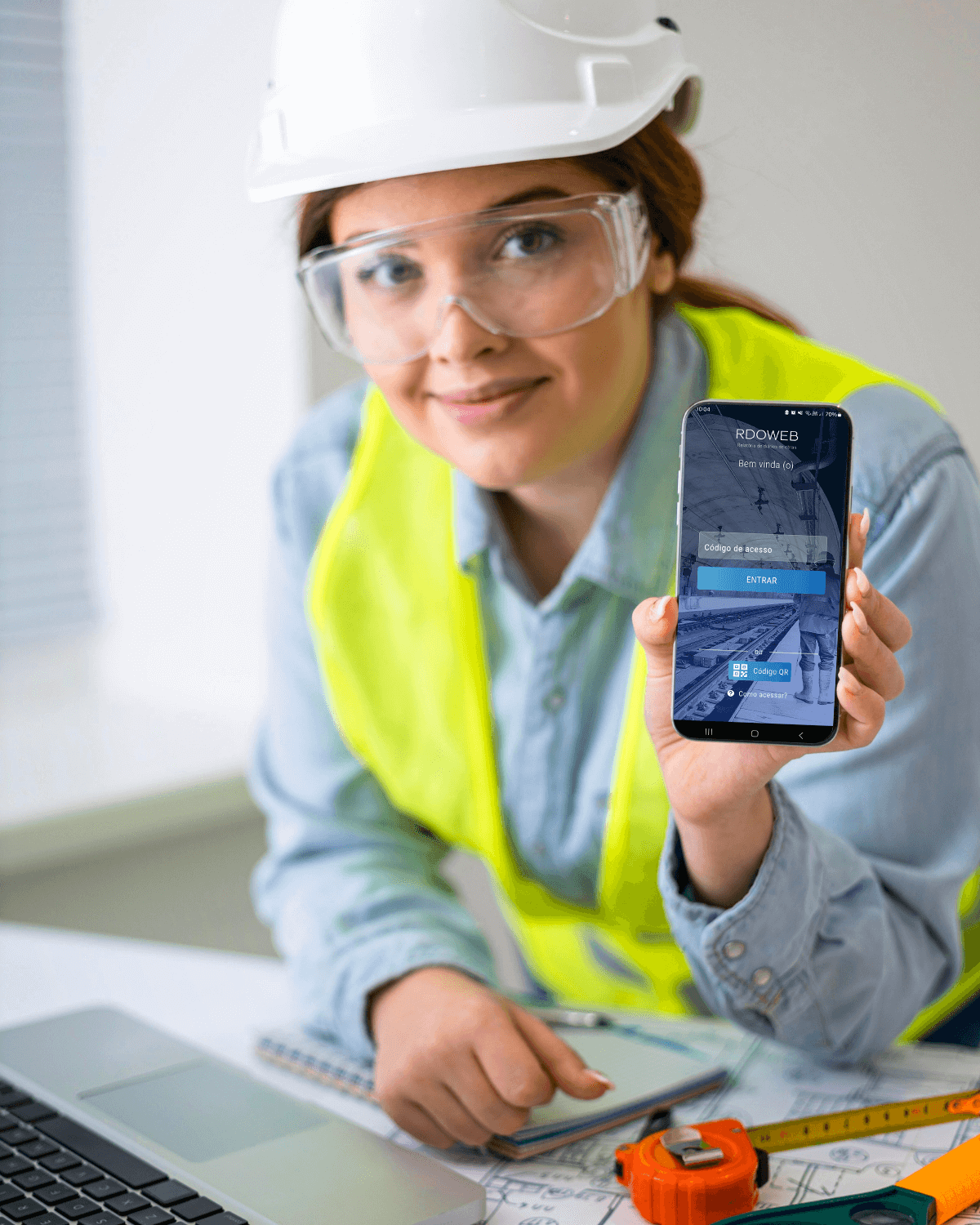 Trabalhadora demostrando tela de um celular